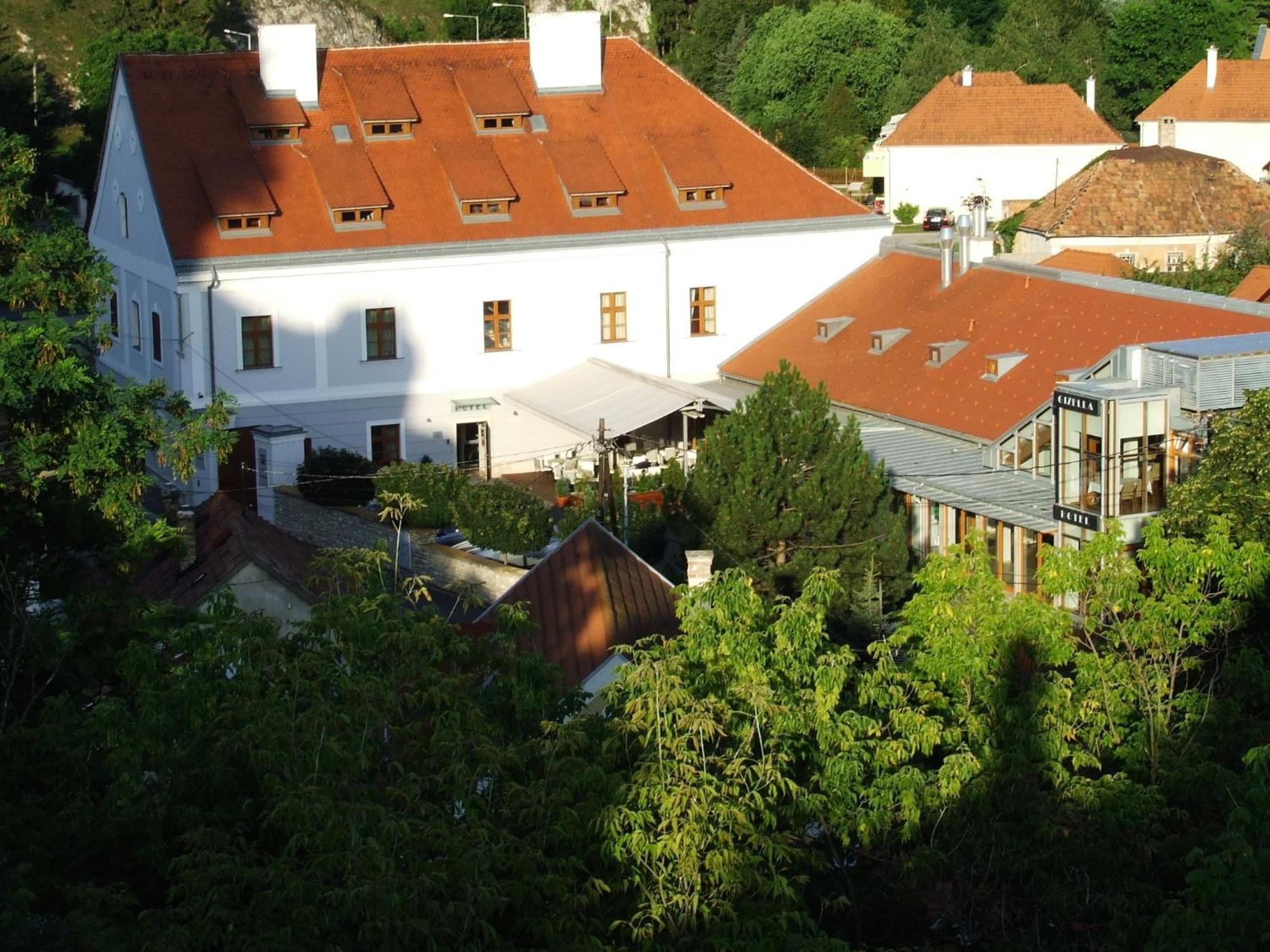 Gizella Hotel And Restaurant Veszprém Buitenkant foto